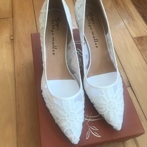 Anthropologie Bettye Muller Astor heels. Gorgeous cream lace on white. Size 10.